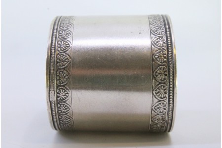 Argola de guardanapo em prata de forma oval com flores relevadas nos frisos envolventes.